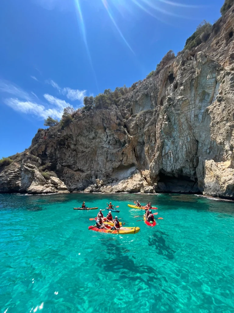Aguas cristalinas kayak en Jávea aventura-t