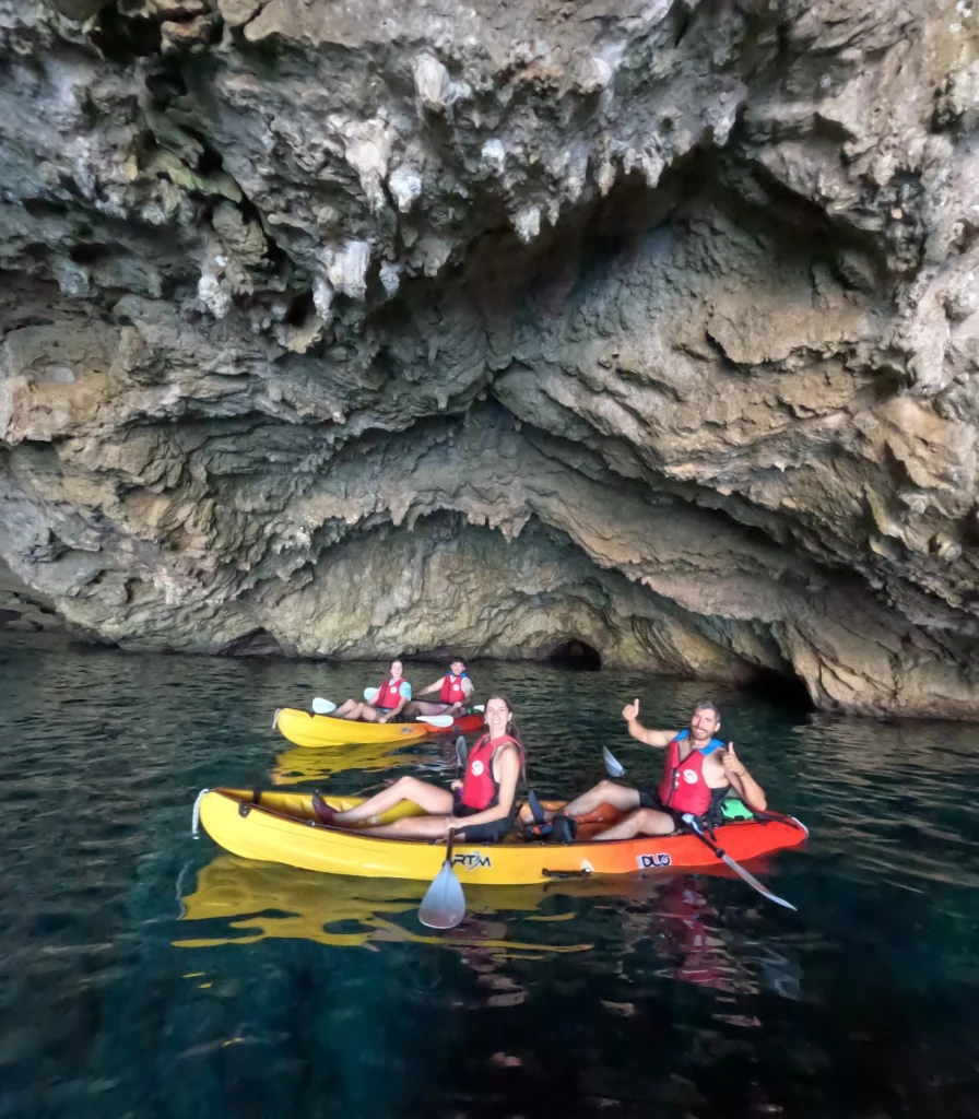 Kayak en la Cova del Llop Marí