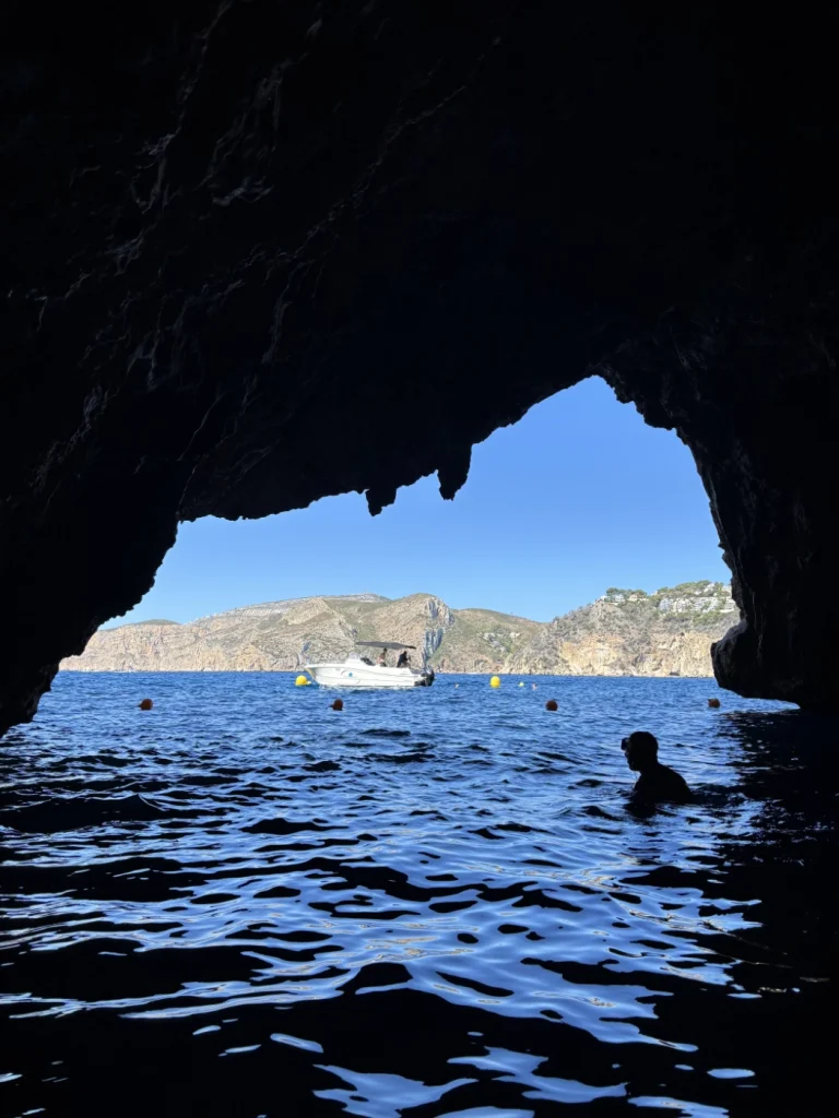 cova del llop marí desde dentro con kayak