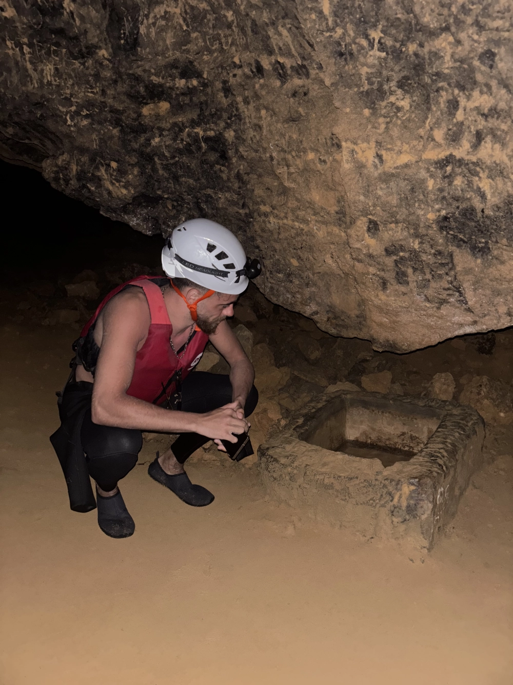 interior cova tallada denia vasija